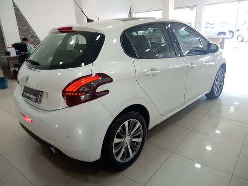 Imagen 12 de 25 de Peugeot 208 Feline Blanco
