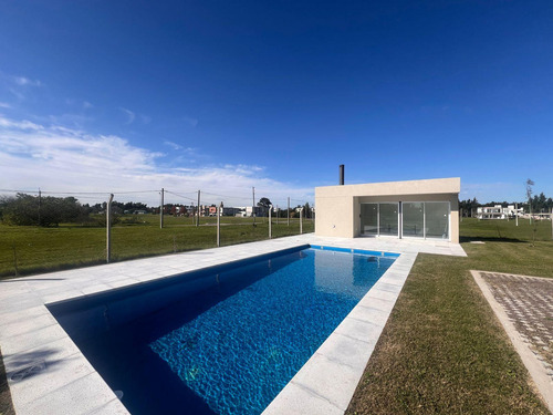 Duplex En Venta - 139 Y 505 - Complejo Cerrado En Don Carlos Jose Hernandez