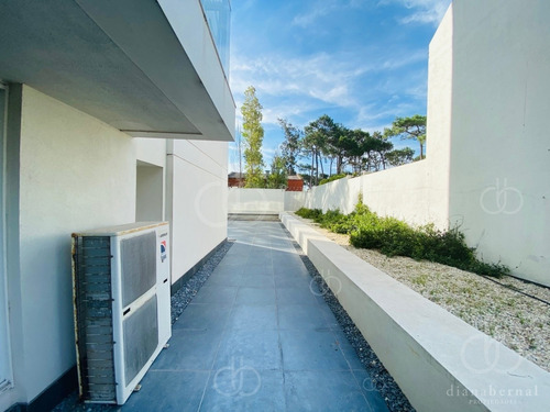 Imagen 15 de 19 de Punta Del Este, 2 Dormitorios Con Amplia Terraza Y Servicios.- Ref: 54484