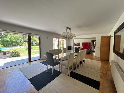 Casa En Venta En El Arrayán, Santiago Amplia Y Luminosa