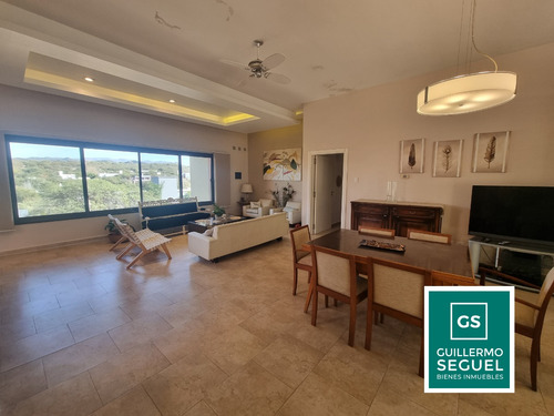 Casa En Venta De 4 Dormitorios + Escritorio Con Tremenda Vista Country 4 Hojas
