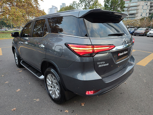 Imagen 5 de 20 de Toyota Hilux Sw4 2023 Srx 4x4 At 7 Asientos Abasto Motors