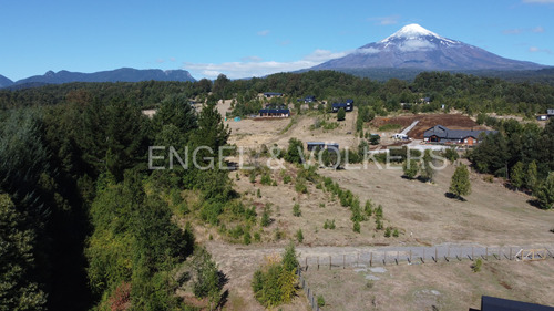 Parcela Con Vista Al Volcán Y Vista Parcial Al Lago En Puc