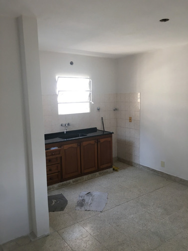 Vendo Casa Ph De Dos Dormitorios Con Placard, Baño, Cocina-comedor Amplio Y Patio. Cochera Cerrada. Propietario Directo. Apta Credito. Planos Actualizados
