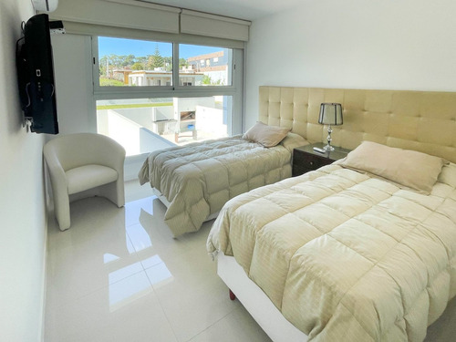 Imagen 4 de 11 de Apartamento En Venta De 2 Dormitorios En Playa Mansa (ref: Lij-5412)