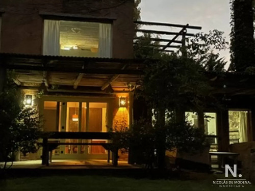 Casa A La Venta De 3 Dormitorios En Punta Del Este Con Un Magnífico Terreno De 1400 Mts2