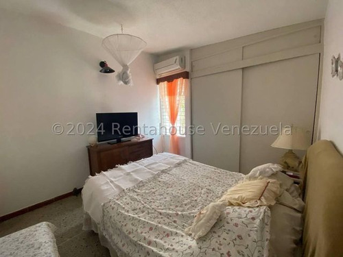Naudy Escalona & Maribel Morillo Asesores Inmobiliarios De Rentahouse Venden Fabulosa Casa En Excelente Zona De Cabudare
