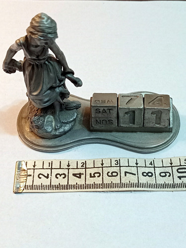 Estatuilla Original Con Calendario En Inglés Gris Oscuro (Usado)
