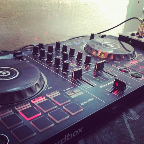 Imagem 5 de 10 de Dj Som Iluminação Telão Festa Casamento Fotografia Nf Pj