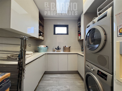 Casa En Venta De 5 Dorm. En Las Brisas De Chicureo
