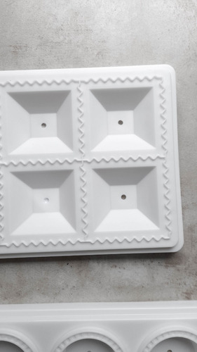 Molde Para Raviolera Para Raviolones O Ravioles De Plastico Color Blanco