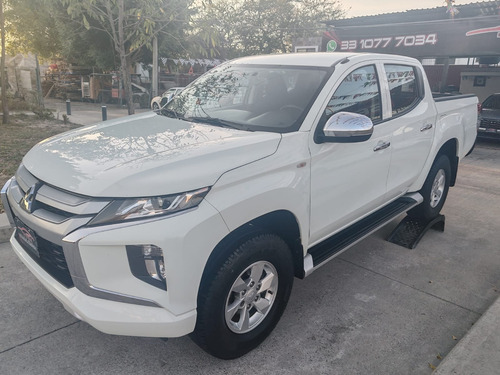 Mitsubishi L200 2.4 Cabina Doble 4x2 Mt