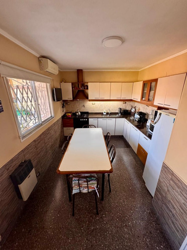Casa En Venta De 5 Ambientes En Quilmes.