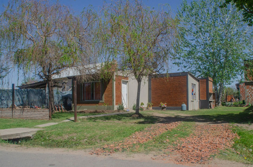 Casa 2 Dormitorios Barrio Villa  Flores Roldan 