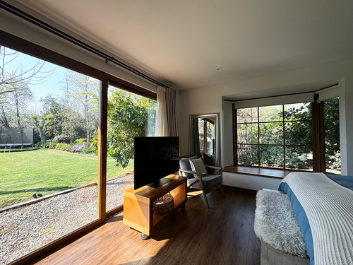 Casa Chilena | 5 Dormitorios + Estar Y Servicio