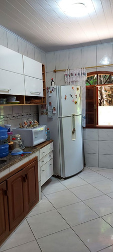 Chácara No Centro De Faria Lemos/mg Com 700m2, Com 2 Casas Uma Grande Em Alto Padrão E Uma Casa Menor, Com Piscina E Área Goumet E Pomar Com Muitas Frutas, Pronta Para Morar