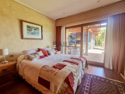 Casa En Venta De 5 Dorm. En Concón