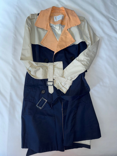 Trench Uma Impermeable T 1. Largo 85cm. Cruzado Con Lazo. (Usado)