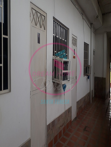 Imagen 2 de 8 de Venta De Casa Con Locales, Ubicado En El Centro De Santa Teresa Del Tuy.