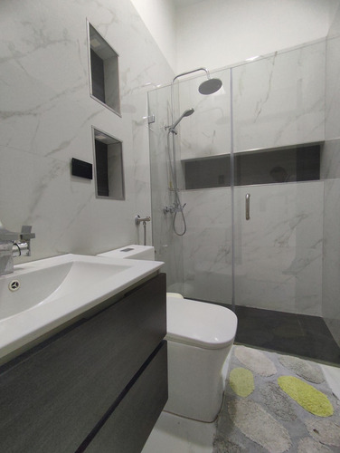 Lm Vende Casa En La Urb. La Trigaleña, Valencia.