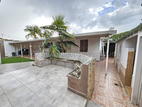 Se Vende Casa Quinta San Jacinto Maracay 24-10972 Ec