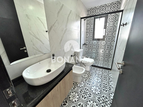 Punta Colorada - Piriápolis. Casa En Venta Con Piscina, 50 Metros De La Playa.
