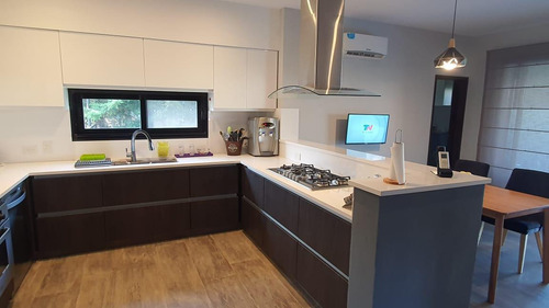 Imagen 12 de 30 de Excelente Propiedad En Venta. Amb. Lote Interno. Gran Jardín. San Francisco. Villanueva.