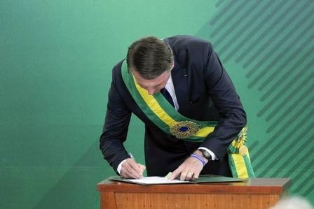 Relógio Bolsonaro Presidente Aqua + 04 Baterias Reposição !