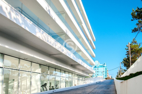Apartamento 2 Dormitorios, Punta Del Este, Playa Mansa, Venta- Ref: 4358