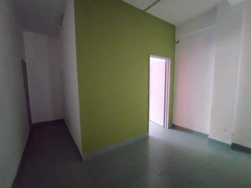 Alquiler De Importante Inmueble Para Oficinas, Consultorios O Estudios. Apto Profesional