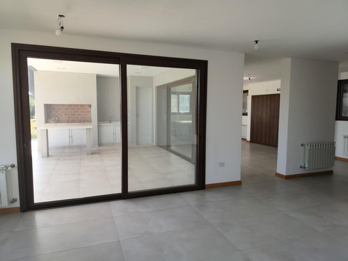 Casa En Venta - 3 Dormitorios 3 Baños - 931mts2 - Canning