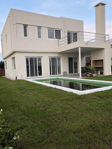 Impecable Casa En Barrio Los Castaños