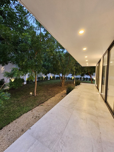 Residencia De Lujo En Venta Ubicada En La Privada Bosques De Altabrisa, Merida.