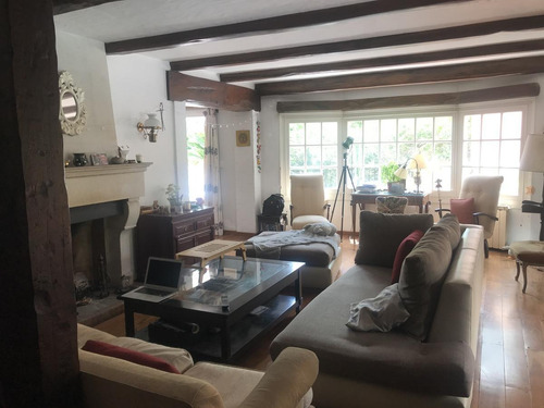 Hermosa Casa De Época En Un Entorno Increíble Y Único, Ubicada Sobre Un Exclusivo Cul De Sac