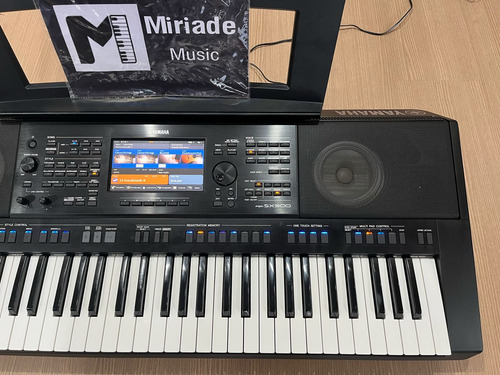 Teclado Arranjador Yamaha Psr Sx 900 + Porta Partituras Preto (Usado)