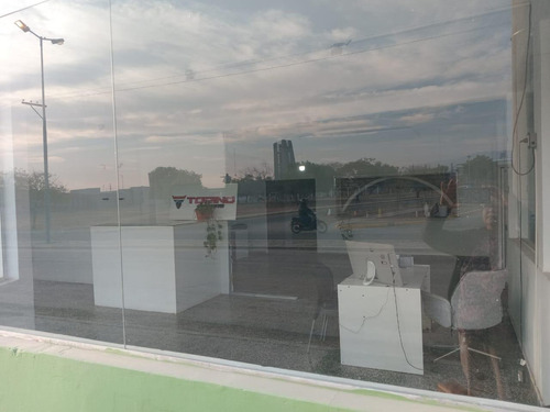 Venta Local Comercial, 3 Oficinas Vidriadas, 1 Baño, 1 Sala De Espera, 1 Cocina.
