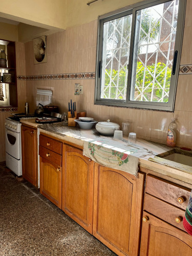 Vende Vivienda Con Buen Terreno.-