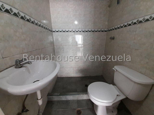 Local Comercial En Alquiler En Barquisimeto Zona Centro Posee 30m2 Con Santamaria Y Todo Lo Basico! Cod 25 6543 Comunicate Soy Gabi Irastorza