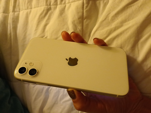 Hermoso Celular iPhone 11 Con Cargador (Usado)