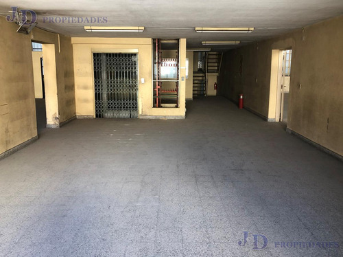 Imponente Edificio En Block En Monserrat