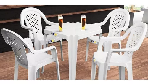 Conjunto de mesa Coruripe com 4 cadeiras plásticas sem braço
