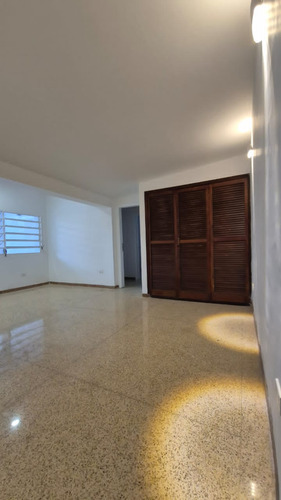 Casa En Alquiler. Los Palos Grandes. 350 Mt, 4h+s/4b+s/2e