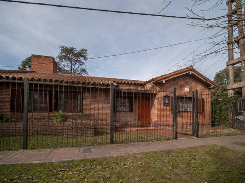 Casa En Venta De 3 Dormitorios En City Bell 465 Y 13c