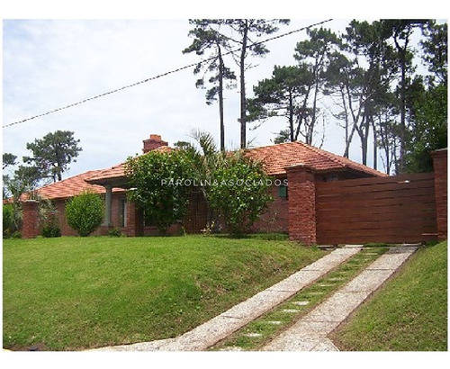 Casa En Barrio Cantegril 3 Dormitorios 2 Baños Piscina 