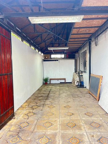 Casa Muy Bonita, Sector Tranquilo, Locomoción A 2 Cuadras.