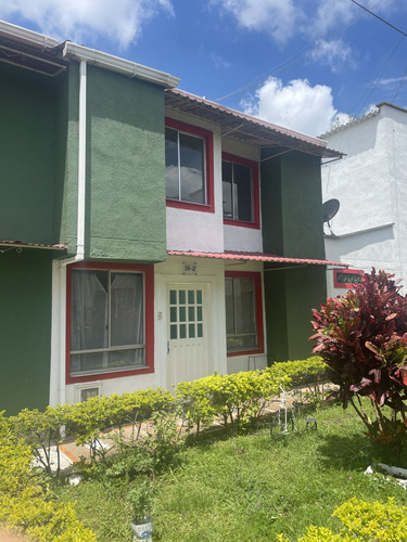 Casa En Conjunto Cerrado, Con 4 Habitaciones 