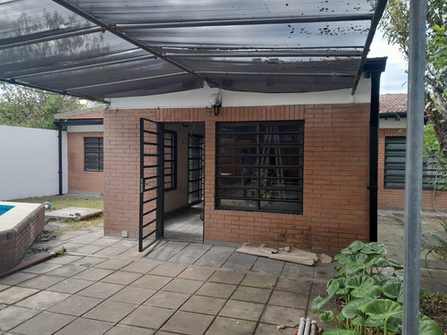 Casa En Alquiler - 2 Dormitorios 1 Baño - 120mts2 - José Hernández, La Plata