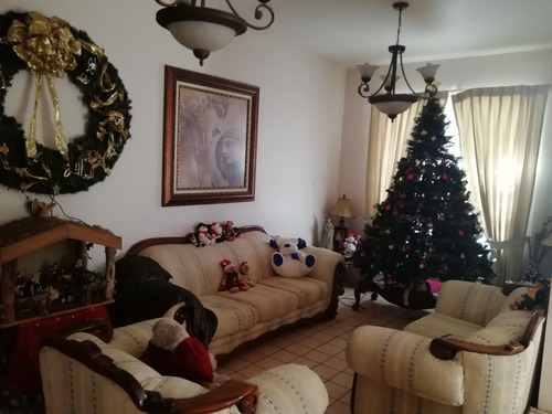 Imagen 2 de 10 de Casa De Dos Plantas En Venta Delicias Residencial, En Esquina Con Espacios Amplios