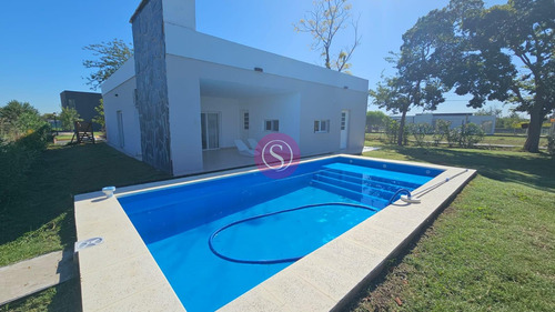 Casa En Venta Y Alquiler, Barrio Santa Lucia, Pilar Del Este