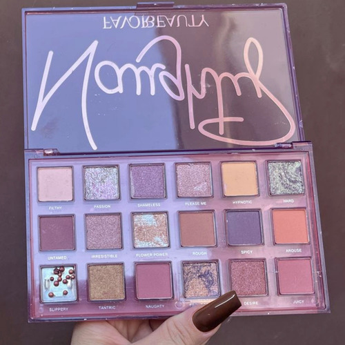 Paleta De Sombras Naugthy Favor Beauty